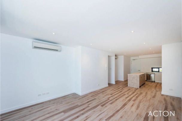 Contemporary Apartment within walking distance to shops, cinema, restaurants & the gym! Just a few minutes drive to the Beach! - Photo 1