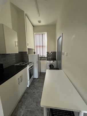 Studio Flat, Balmoral Road, L6 - Photo 1