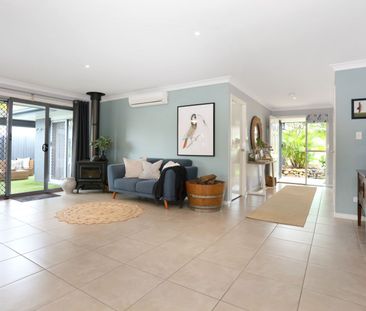 Beautiful Family Home with a Pool - Unfurnished - Photo 2