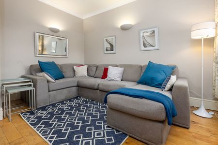 6 Bed End Terrace, Kimbolton Avenue, NG7 - Photo 2