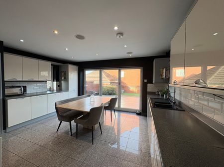 4 bedroom semi-detached house to rent - Photo 4
