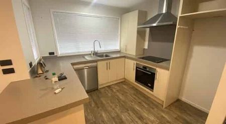 Contemporary Comfort in the Heart of Hamilton – 3 Bedrooms + Double Garage - Photo 3