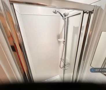 1 bedroom in a house share to rent - Photo 6