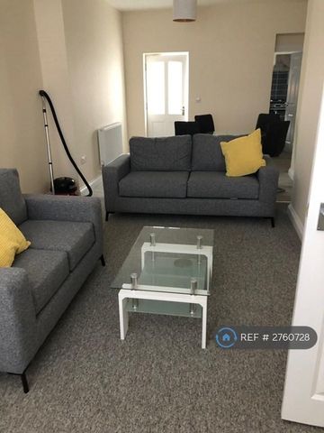 4 bedroom semi-detached house to rent - Photo 2