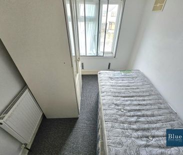 5 bedroom semi-detached house to rent - Photo 3