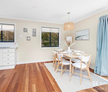 Stylish, Central & Fully Furnished Townhouse – Short-Term Lease - Photo 2