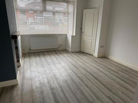 3 Bedroom Semi-Detached House For Rent in St Margarets Road,, Manchester - Photo 3