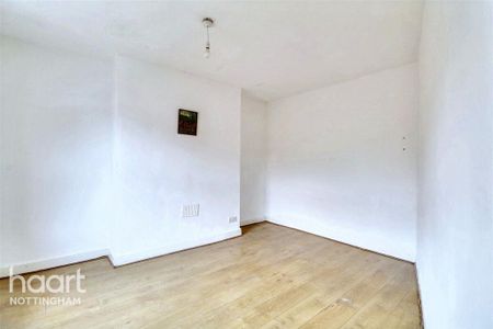 3 bedroom flat to rent - Photo 4