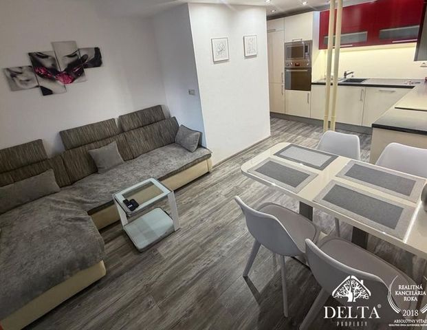 Ponúkame na prenájom zariadený slnečný 2,5-izbový byt so zaskleným balkónom na sídlisku Západ - Photo 1