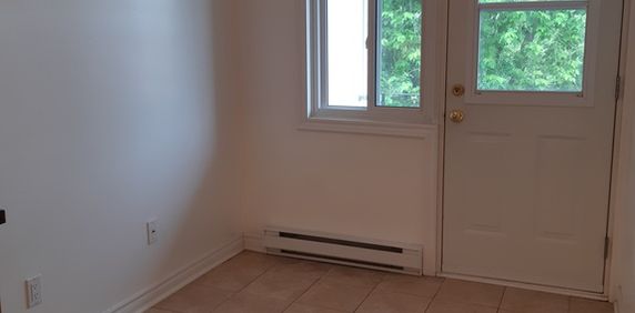 Appartement Étage Du Haut Rénové (3 1/2) - Photo 2