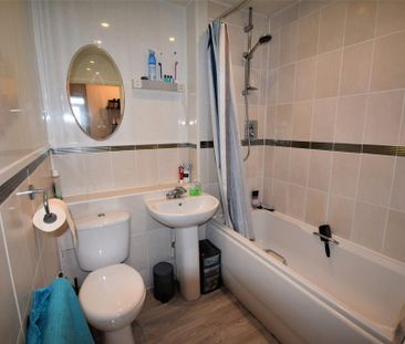 3 bedroom flat to rent - Photo 6