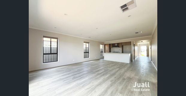 Brand-New 4-Bedroom Family Home in Clyde North - Photo 1