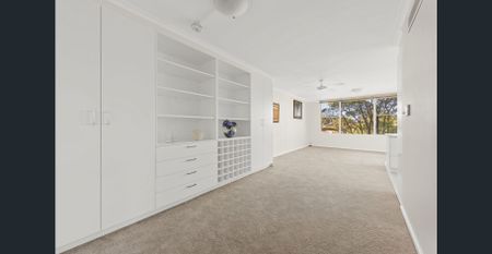 Recently renovated, spectacular outlook - Photo 2