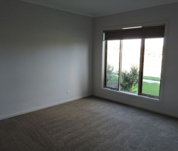 3 Dodge Terrace, Cranbourne East VIC - Photo 2