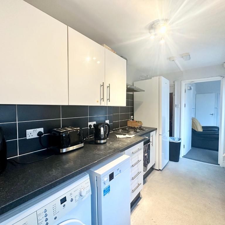 4 bedroom terraced house to rent - Photo 1