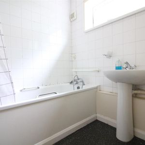 Wellington Road North, Hounslow - Photo 2