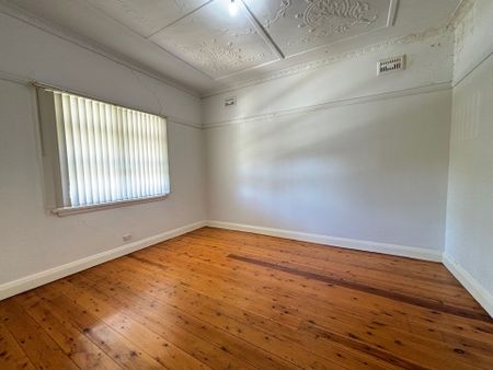 Cozy Family Home - Photo 2