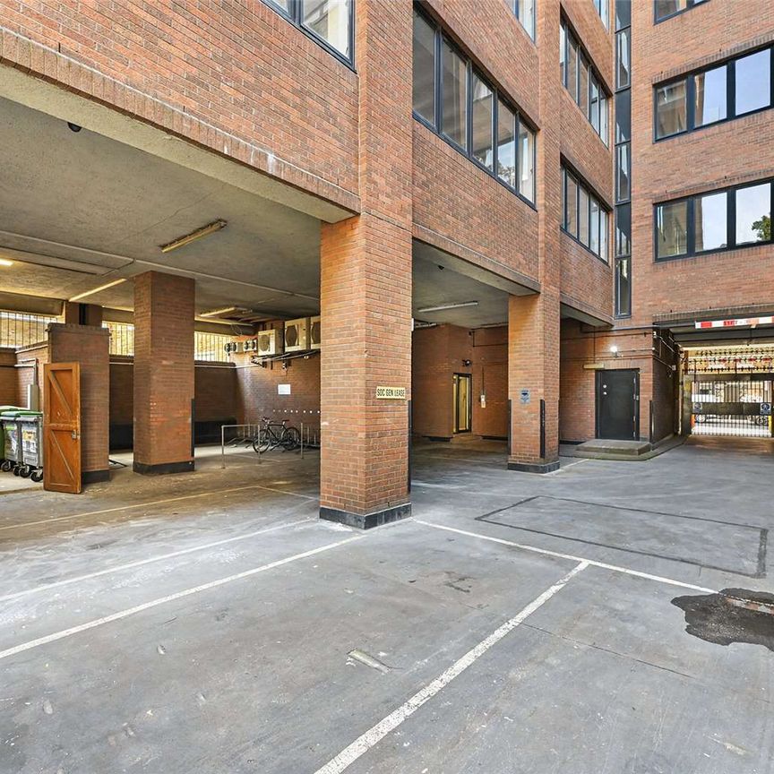 A well presented one bedroom apartment with a roof terrace in an absolutely superb location between Smithfield and Barbican. - Photo 1