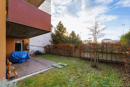 Pronájem bytu 4+kk s dvěma parkovacími stáními a předzahrádkou - Fotografie 3