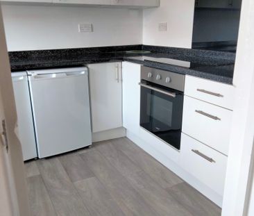 2 bedroom flat to rent Netley - Photo 3