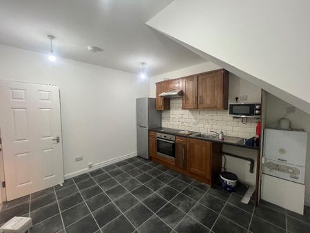 3 bedroom flat to rent - Photo 5