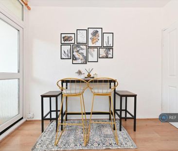 1 bedroom in a flat share to rent - Photo 2