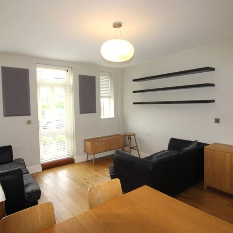 Holmefield House,, Headingley, LS6 - Photo 1