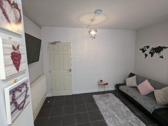 4 bedroom terraced house to rent - Photo 1