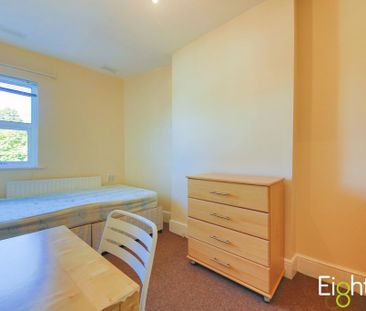 3 bedroom flat to rent - Photo 5