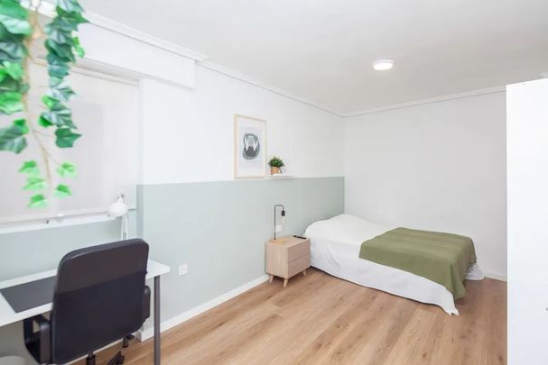 Carrer de les Illes Canàries, Valencia, Valencian Community 46023 - Photo 1