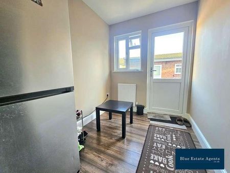 Ash Grove, Hounslow, TW5 - Photo 2