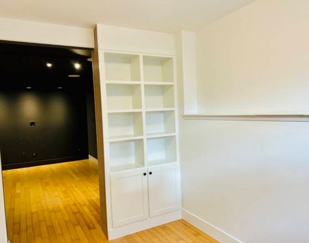 Private Lakefront detached home in Hammonds Plains - Photo 5