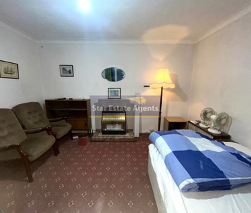 1 bedroom in a flat share to rent - Photo 4