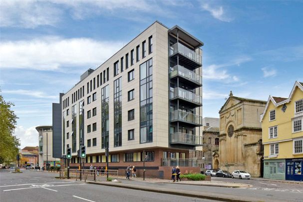 Furnished studio apartment in the popular Milliners development - Photo 1