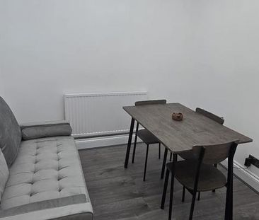 1 bedroom in a flat share to rent - Photo 1