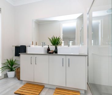 Stunning 4-Bedroom Home in Greenvale - Photo 4