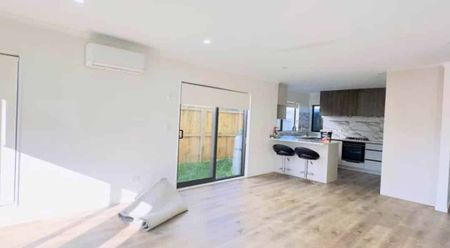 Absolutely stunning near new 4 bedroom 3 bathroom home available for rent @ $750pw - Photo 3
