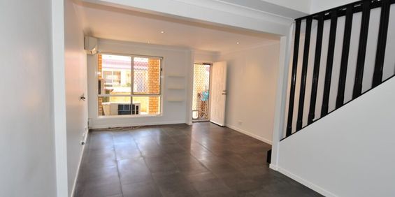 2-Bedroom townhouse, fully AC and renovated - Photo 3