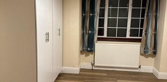 1 bedroom in a flat share to rent - Photo 2
