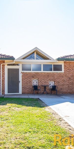 Conveniently Located - Photo 2