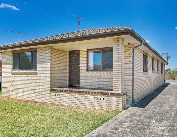 Charming 2-Bedroom Unit in the Heart of Lake Illawarra - Photo 1