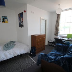 9 Bed Student Accommodation - Photo 3