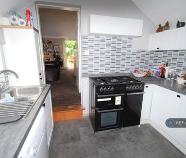 3 bedroom semi-detached house to rent - Photo 2