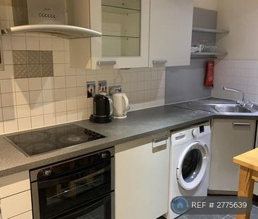 1 bedroom in a flat share to rent - Photo 4