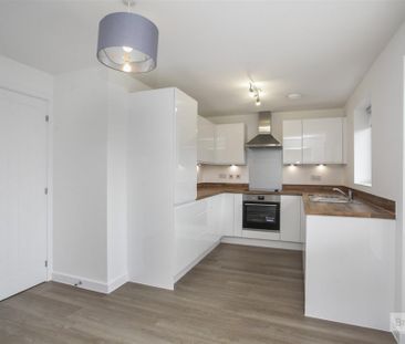 3 bed House - Detached To Let - Photo 5