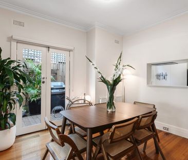 Art Deco Elegance Meets Contemporary Living - Photo 3