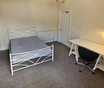 6 bedroom terraced house to rent - Photo 4