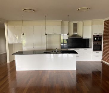 HILLVUE - Beautiful 4 Bedroom Home on the Golf Course - Photo 6