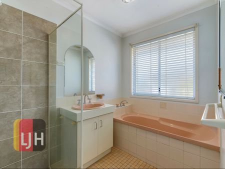 AIR CONDITIONED THREE BEDROOM HOME IN GREAT LOCATION! - Photo 5