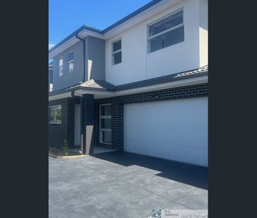 MODERN FAMILY LIVING - Photo 6